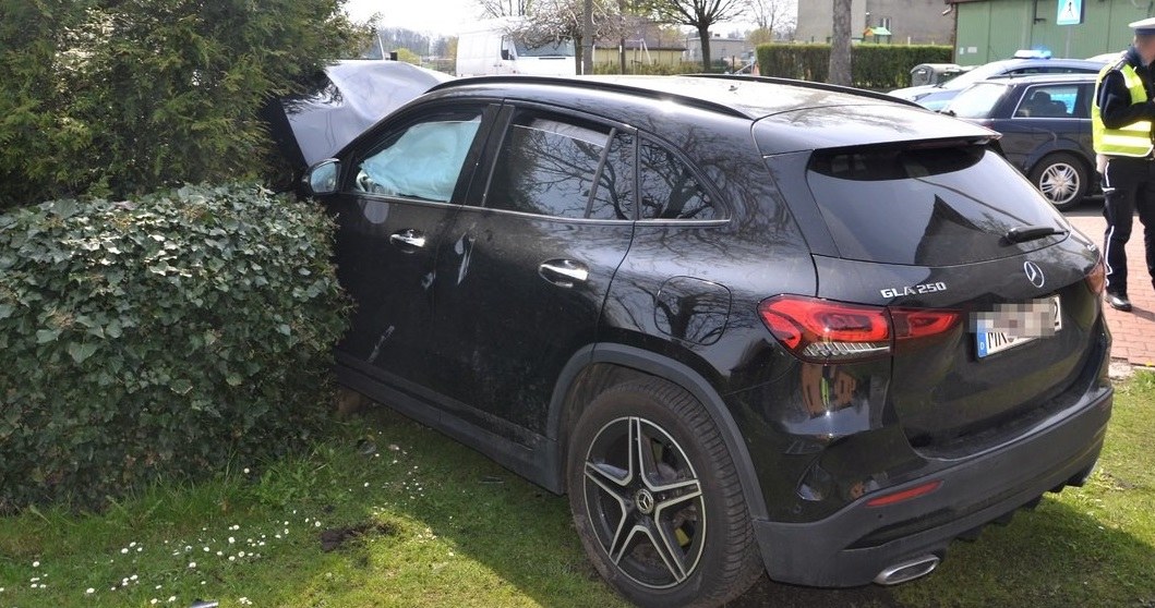 Mercedes GLA rozbity przez pijaną kobietę /Policja