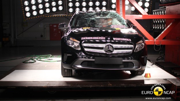 Mercedes GLA wyróżnia się wysokim poziomem ochrony pasażerów. Jest dobrze wyposażony w systemy zwiększające bezpieczeństwo jazdy. /Euro NCAP
