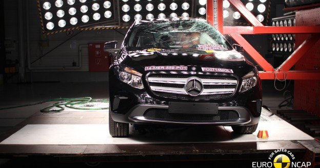 Mercedes GLA wyróżnia się wysokim poziomem ochrony pasażerów. Jest dobrze wyposażony w systemy zwiększające bezpieczeństwo jazdy. /Euro NCAP