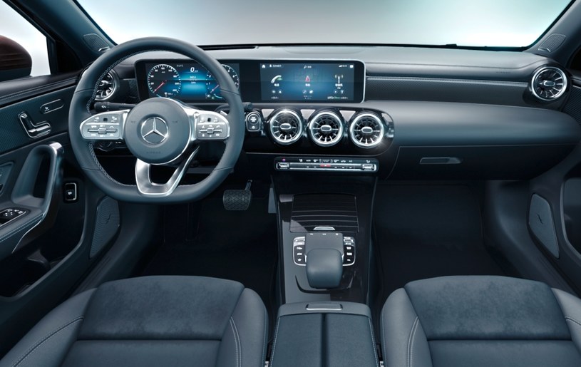 Mercedes klasy A L sedan /Informacja prasowa