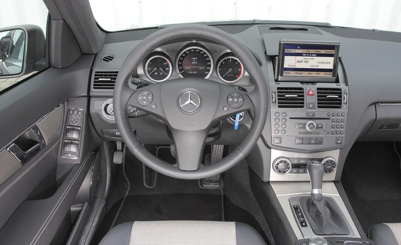 Mercedes klasy C deska rozdzielcza /Motor