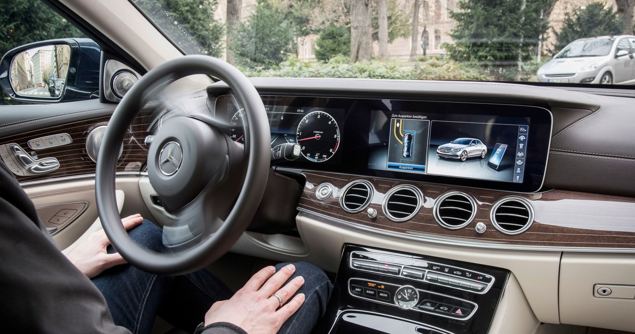 Mercedes klasy E potrafi w pełni samodzielnie parkować /Informacja prasowa