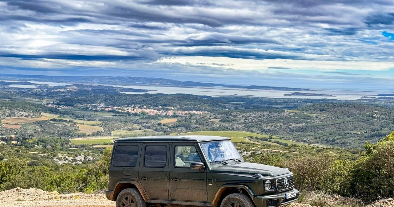 Mercedes Klasy G w naturalnym środowisku. Daleko od ekskluzywnych dzielnic i drogich butików. Elektryczny napęd nie wykastrował możliwości tej legendarnej terenówki. /Sebastian Kościółek