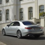 samochód Mercedes klasy S przeszedł 2,7 tys. zmian. Ogrzeje pasami i pogada jak przyjaciel
