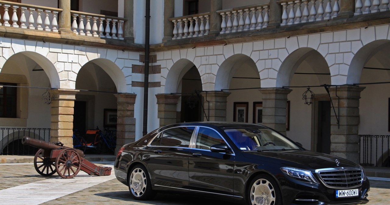 Mercedes-Maybach S 600 na Zamku Królewskim w Niepołomicach /INTERIA.PL