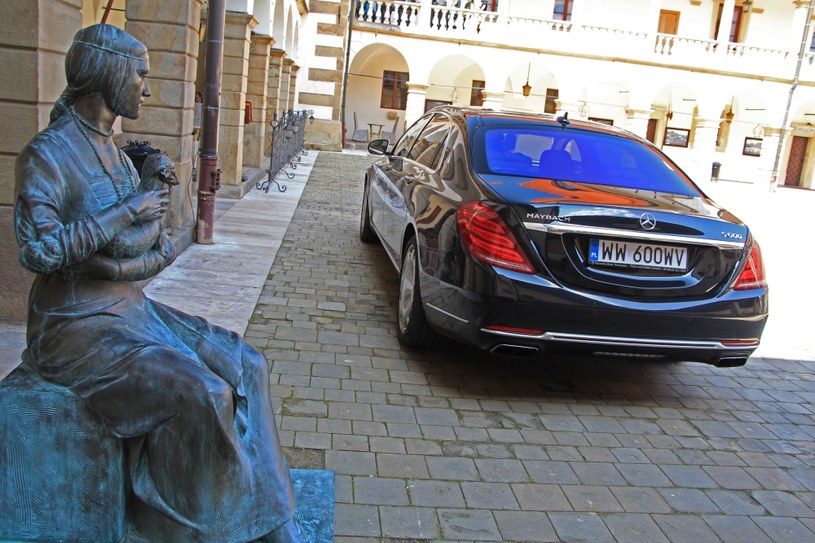 Mercedes-Maybach S 600 na Zamku Królewskim w Niepołomicach /INTERIA.PL