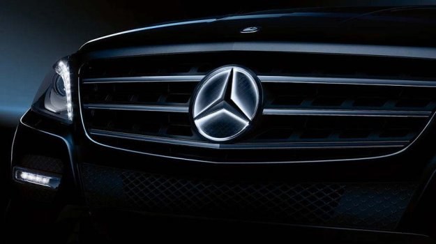 Mercedes ML z podświetlaną gwiazdą /Mercedes