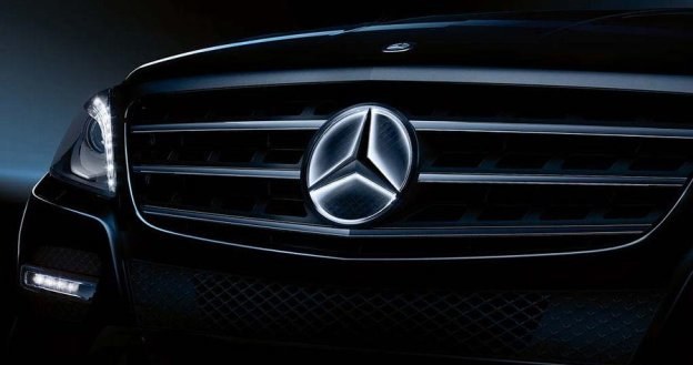 Mercedes ML z podświetlaną gwiazdą /Mercedes