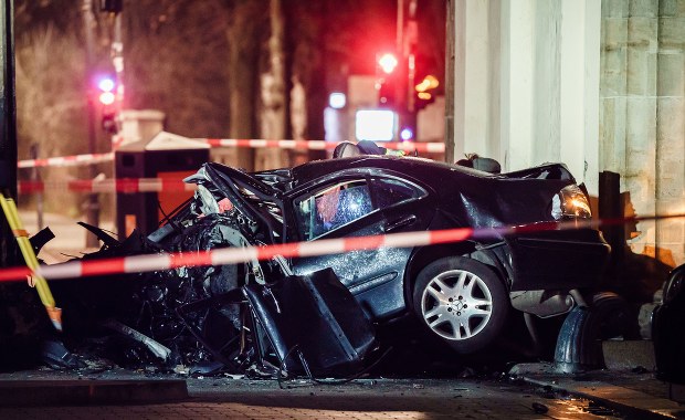 Mercedes na polskich tablicach rejestracyjnych wjechał w Bramę Brandenburską