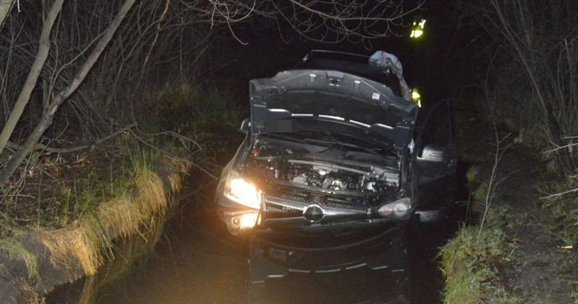 Mercedes nie poradził sobie w takich warunkach /Policja