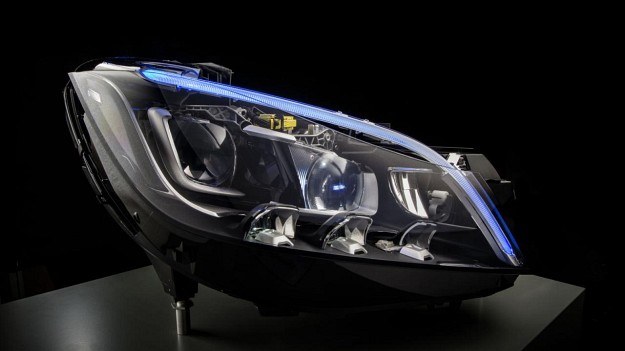 Mercedes - prototyp nowych świateł LED z 84-diodowym modułem /Mercedes