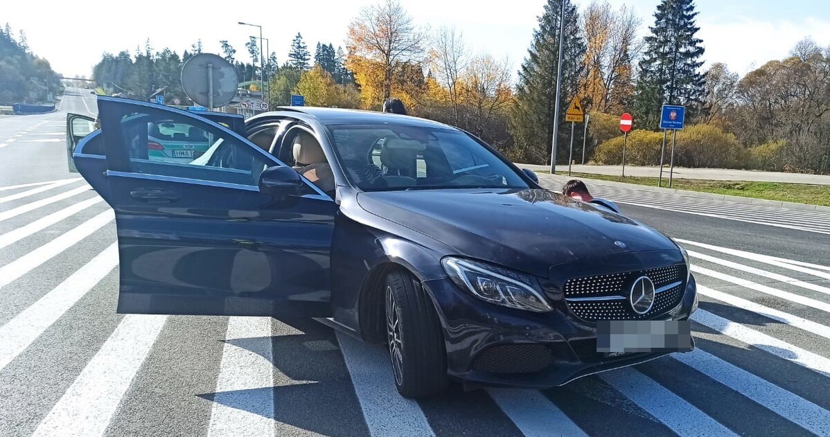 Mercedes skradziony w Holandii został odnaleziony /Karpacki Oddział Straży Granicznej /