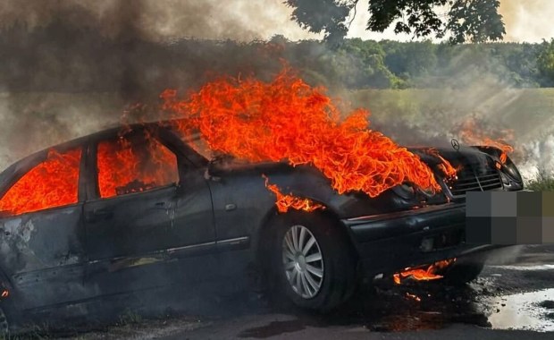 Mercedes stanął w ogniu. Nietrzeźwy kierowca uciekł, ale zdradziła go jedna rzecz