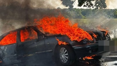 Mercedes stanął w ogniu. Nietrzeźwy kierowca uciekł, ale zdradziła go jedna rzecz