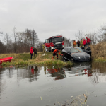 Mercedes stoczył się do wody. Akcja strażaków
