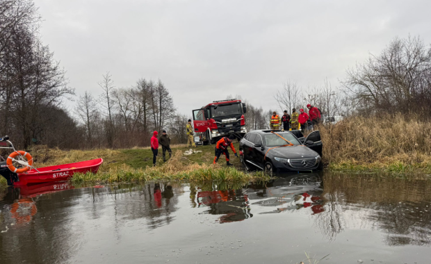 Mercedes stoczył się do wody. Akcja strażaków