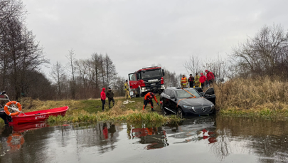 Mercedes stoczył się do wody. Akcja strażaków