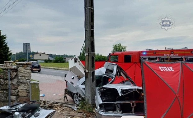 Mercedes uderzył w słup elektryczny. 18-latka zginęła na miejscu