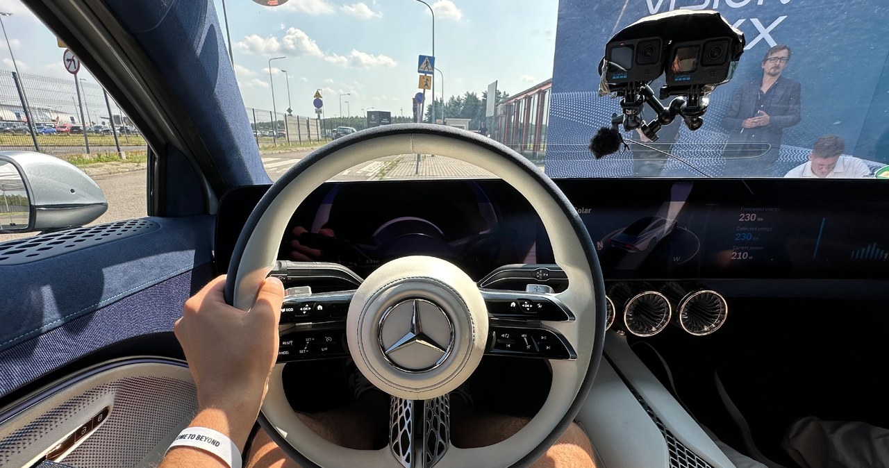 Mercedes Vision EQXX przypomina w środku seryjne modele. Największe wrażenie robi 47,5-calowy, funkcjonalny ekran. /Jan Guss-Gasiński /INTERIA.PL