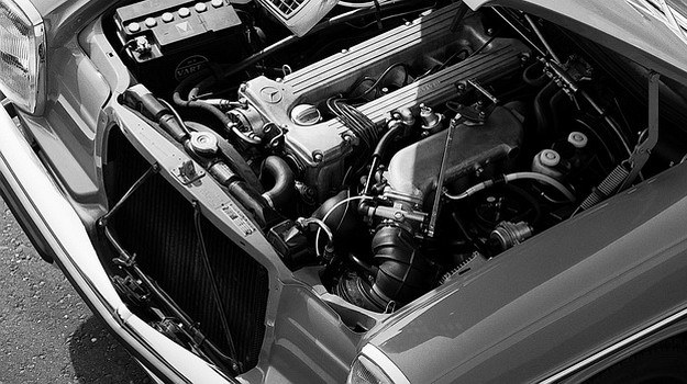Mercedes W114 z 6-cylindrowym silnikiem benzynowym /Mercedes
