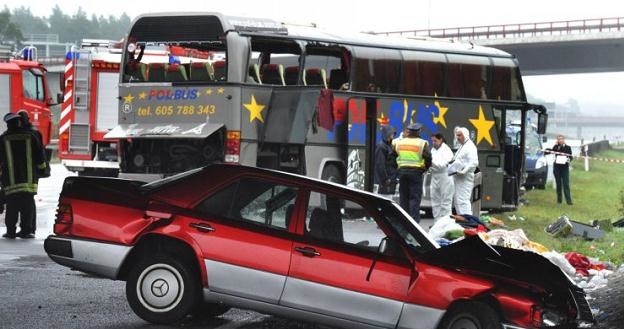 Mercedes wpadł w poślizg i zepchnął autobus na filar /PAP