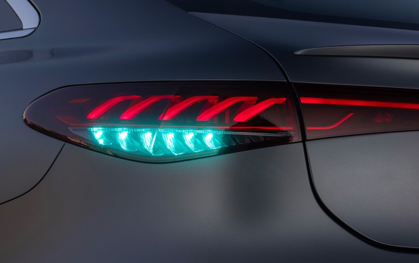 Mercedes wprowadza nowy kolor świateł /materiały prasowe
