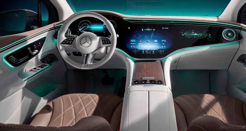 Mercedes zaprezentował wnętrze modelu EQE SUV /materiały prasowe