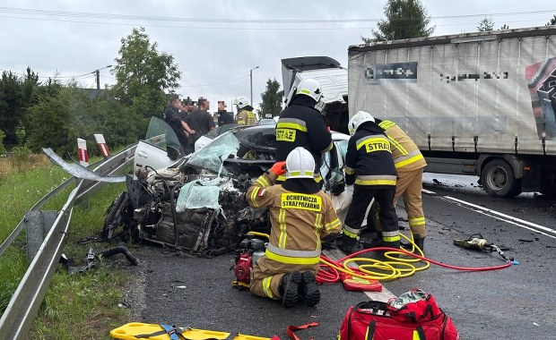 Mercedes zderzył się z ciężarówką. Śmigłowiec LPR w akcji