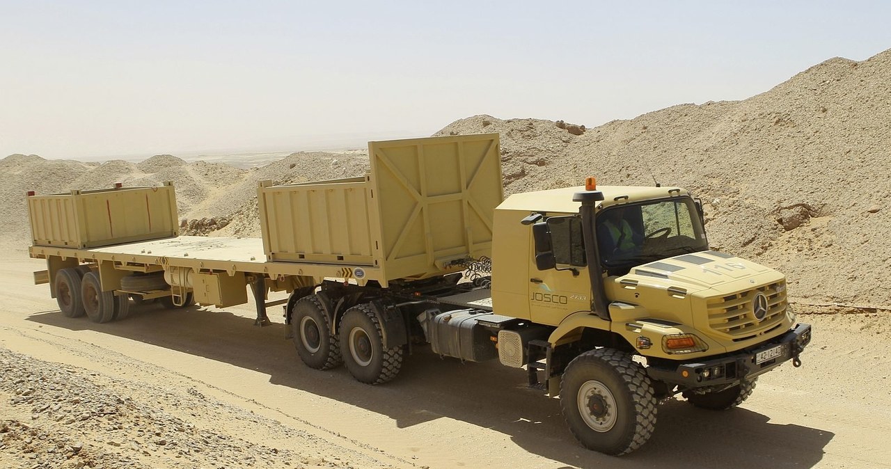 Mercedes Zetros 6x6 jako ciągnik siodłowy /materiały prasowe