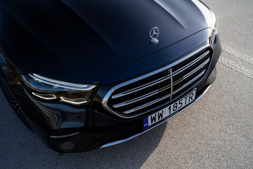 Mercedesa klasy E w pakiecie Exclusive wyróżnia się przede wszystkim tym, że logo znajduje się na masce. /Jan Guss-Gasiński /INTERIA.PL