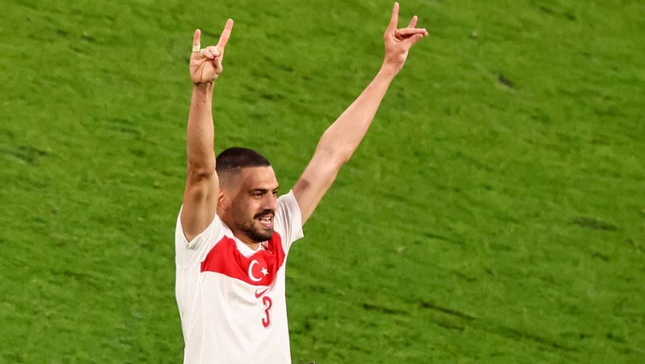 Merih Demiral wykonujący tzw. wilczy salut po drugim golu strzelonym reprezentacji Austrii w meczu 1/8 finału Euro 2024 /HANNIBAL HANSCHKE /PAP/EPA