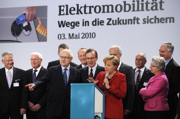 Merkel na spotkaniu z przedstawicielami firm motoryzacyjnych /AFP
