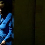 "Merkel w defensywie". Za otwarcie wobec uchodźców niemiecka kanclerz płaci spadkami w sondażach