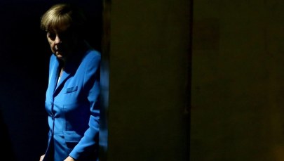 "Merkel w defensywie". Za otwarcie wobec uchodźców niemiecka kanclerz płaci spadkami w sondażach