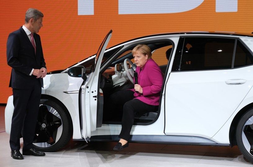 Merkel zamierza wspierać rozwój elektromobilności /Getty Images