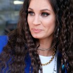 "Mermaid hair", czyli odświeżony trend z lat 80. wraca do łask. Gwiazdy już pokochały tę fryzurę 