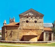 Merowińska architektura, baptysterium Saint-Jean w Poitiers, IV w., przebudowa VII w. /Encyklopedia Internautica