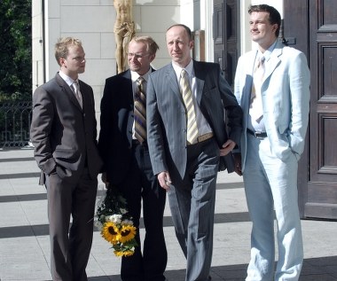 Męską seksualność można porównać do MTV, której nie sposób wyłączyć. Pierwszy, drugi, trzeci teledysk wydaje się kolorowy i miły, ale po kilkunastu godzinach zrobiłoby się dosłownie wszystko, by tylko móc zająć się czymkolwiek innym: obserwowaniem gwiazd, filozofowaniem, snem? Tak samo jest z mężczyzną: pomimo największych wysiłków utrzymania stanu delikatnej równowago między żywiołami ciała i ducha, wystarczy jedna atrakcyjna kobieta, by ów spokój zburzyć. Tego męczącego mechanizmu własnego libido nie da się wyłączyć. Mogłem oczywiście napisać to "na poważnie", ale komedia wydała mi się lepszą formą - tłumaczył scenarzysta i współreżyser Andrzej Saramonowicz.