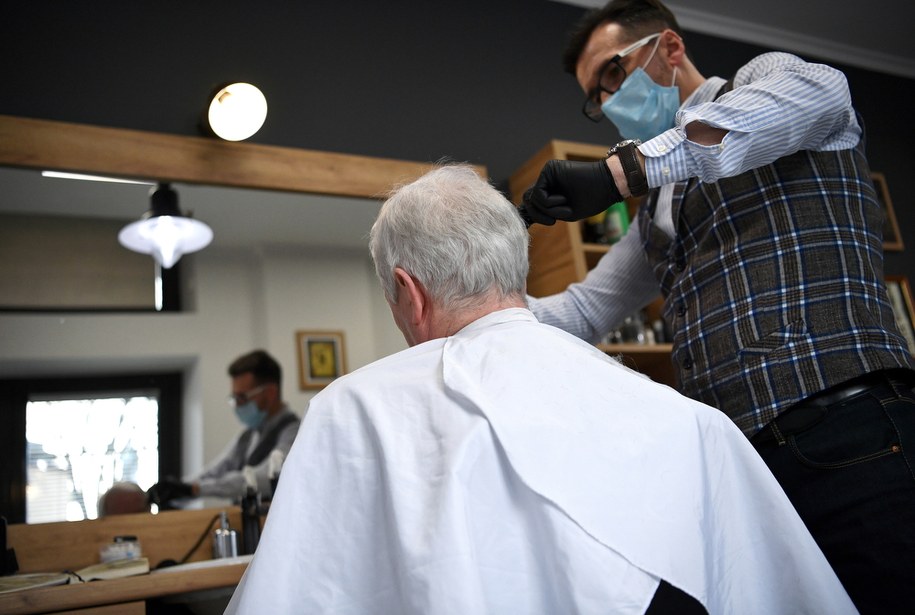 Męski salon fryzjerski w Przemyślu na zdjęciu ilustracyjnym /Darek Delmanowicz /PAP