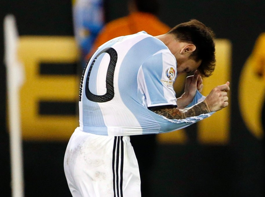 Messi był jednym z tych zawodników, którzy nie pokonali bramkarza rywali w serii rzutów karnych /PAP/EPA/JASON SZENES  /PAP/EPA