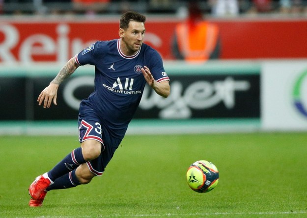 Messi debiutujący w paryskich barwach na murawie /YOAN VALAT  /PAP/EPA