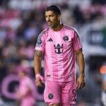 Messi i spółka na kolanach. Skandaliczny wyczyn Suareza