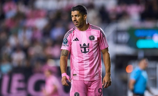 Messi i spółka na kolanach. Skandaliczny wyczyn Suareza