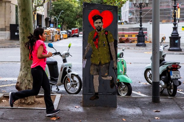 Messi na graffiti w Barcelonie jako Che Guevara /ENRIC FONTCUBERTA /PAP/EPA