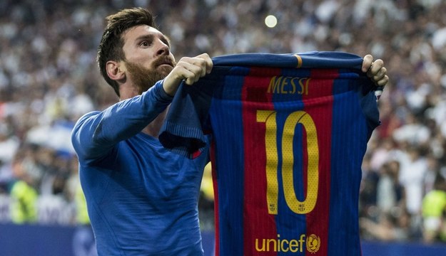 Messi prezentuje swoją koszulkę fanom Realu Madryt /imago/alterphotos /East News