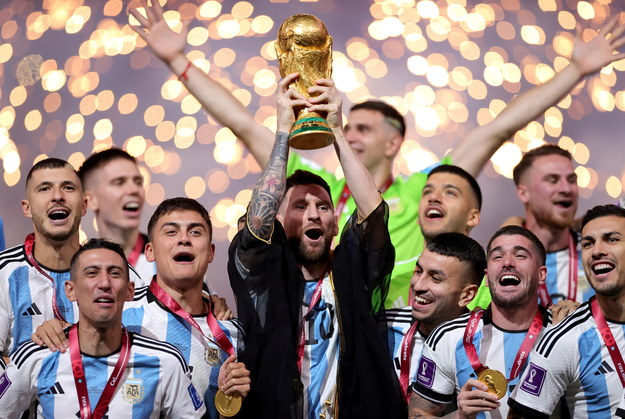 Messi wznoszący Puchar Świata /Friedemann Vogel /PAP/EPA