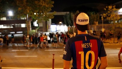 "Messi zostań!". Setki kibiców pod Camp Nou w Barcelonie