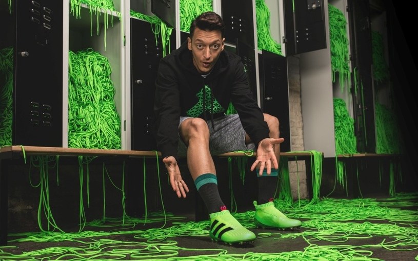 Mesut Oezil i jego nowe Adidas Laceless /materiały prasowe