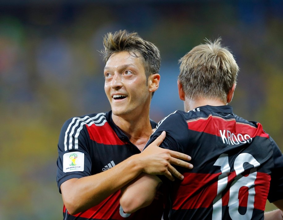 Mesut Oezil i Toni Kroos podczas półfinału MŚ 2014 w Brazylii /ROBERT GHEMENT /PAP/EPA