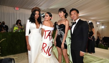 Met Gala 2021. Alexandria Ocasio-Cortez i jej niezwykła sukienka